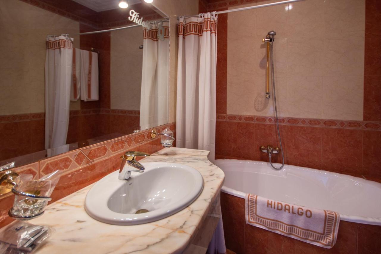 Hotel Hidalgo Martos Bagian luar foto